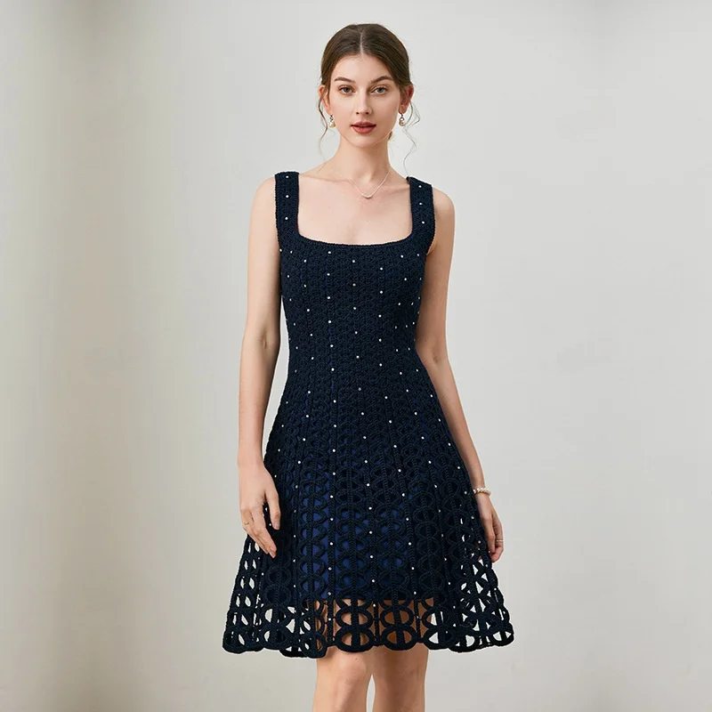 เสื้อกั๊กทรงสลิมฟิตถักสีน้ำเงินประดับด้วยงานหนักคอเหลี่ยมดีไซน์กลวงออกแฟชั่นฤดูร้อนผู้หญิงเอวสูงผ้าฝ้าย