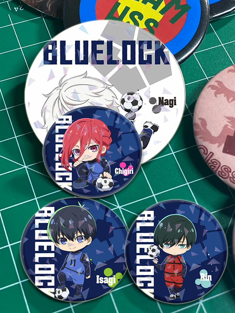 Pin bulat tombol kunci biru Anime karakter kartun Isagi Yoichi Bachira Meguru lencana Cosplay Aksesori hadiah perhiasan