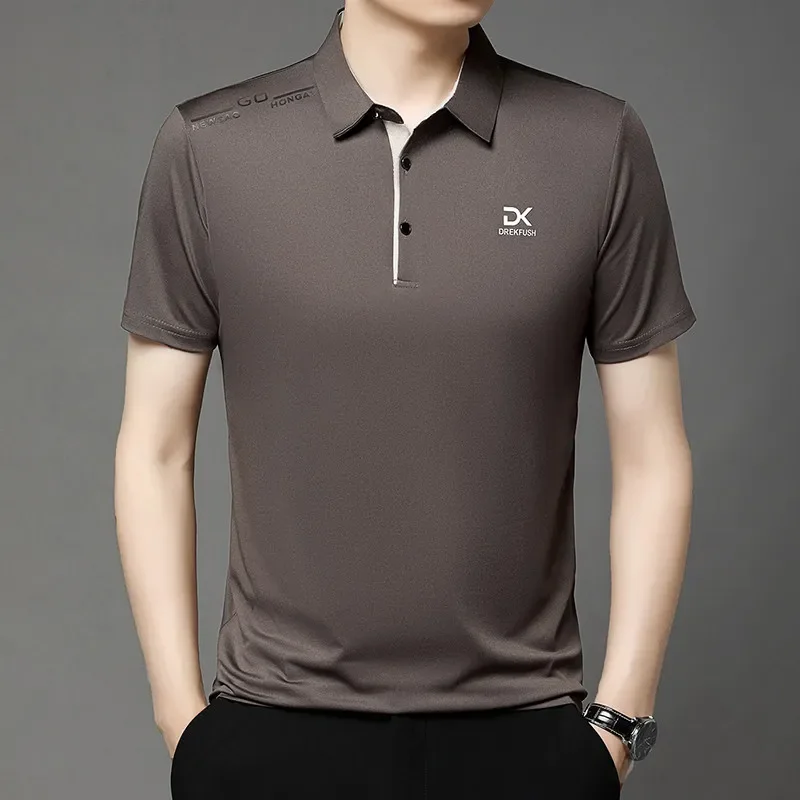 Neues Herren-Business-Casual-Kurzarmhemd mit Abzeichen, einfarbiges Poloshirt, modisches, atmungsaktives, bequemes, vielseitiges Oberteil