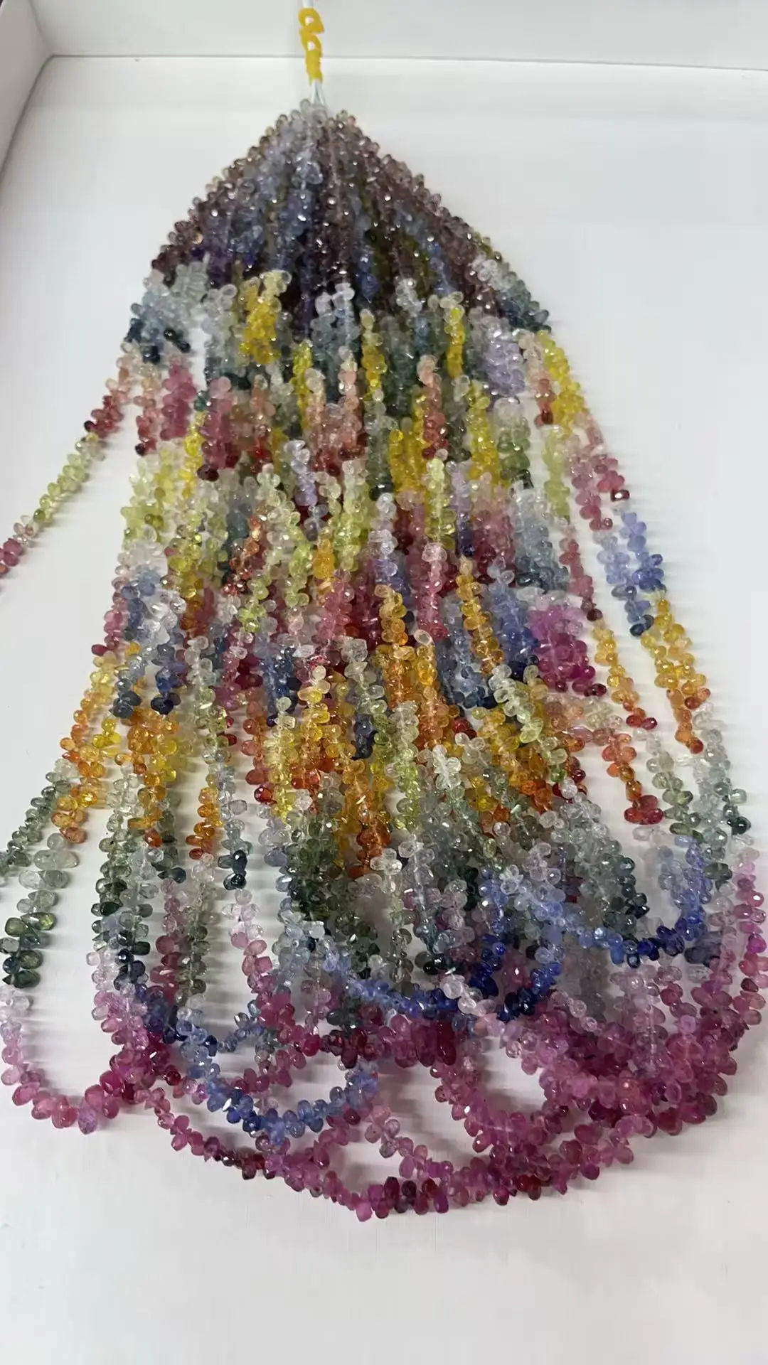 

Оптовая продажа всех видов натурального сапфира 7а Радуга воды 2,4х4мм Длина 39,5см