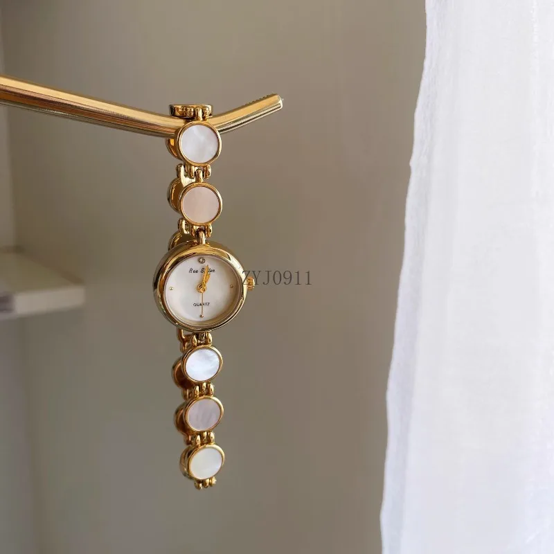 Montre-bracelet rétro élégante, niche de tempérament antique moyen, montre à quartz antique simple