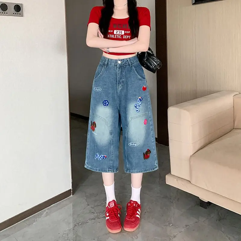 Damskie niebieskie patchworkowe haftowane vintage sprane jeansy uliczne Y2K 2025 lato nowe codzienne szerokie nogawki modne luźne spodnie capri