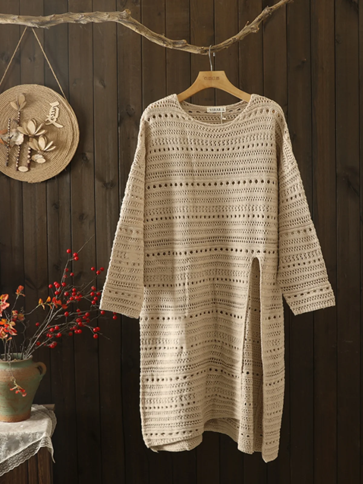 

Женский вязаный ажурный свитер больших размеров модного цвета, длинный осенний топ средней длины с круглым вырезом и боковым разрезом