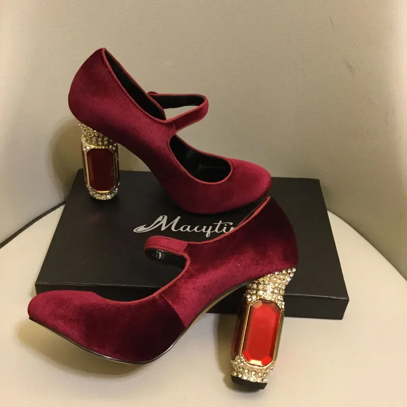2025 New Velvet Round Toe Women Sandals Gemstone Rhinestone Bling Bling Heel Chunky High Heels Shallow Fashion Party Stage Shoes