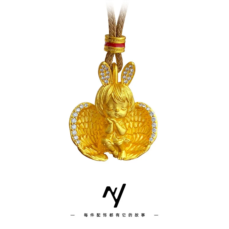 

Изысканный кулон в виде спящего ангелочка с крыльями, инкрустированный бриллиантами, из настоящего золота 24K (Au9999), на плетеном золотом шнурке.