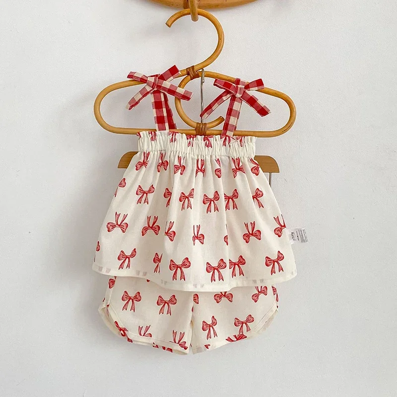 

Новый летний комплект детской одежды 2026 года для девочек 0-4 лет: хлопковый жилет без рукавов с принтом + шорты-панталоны, костюм для малышей