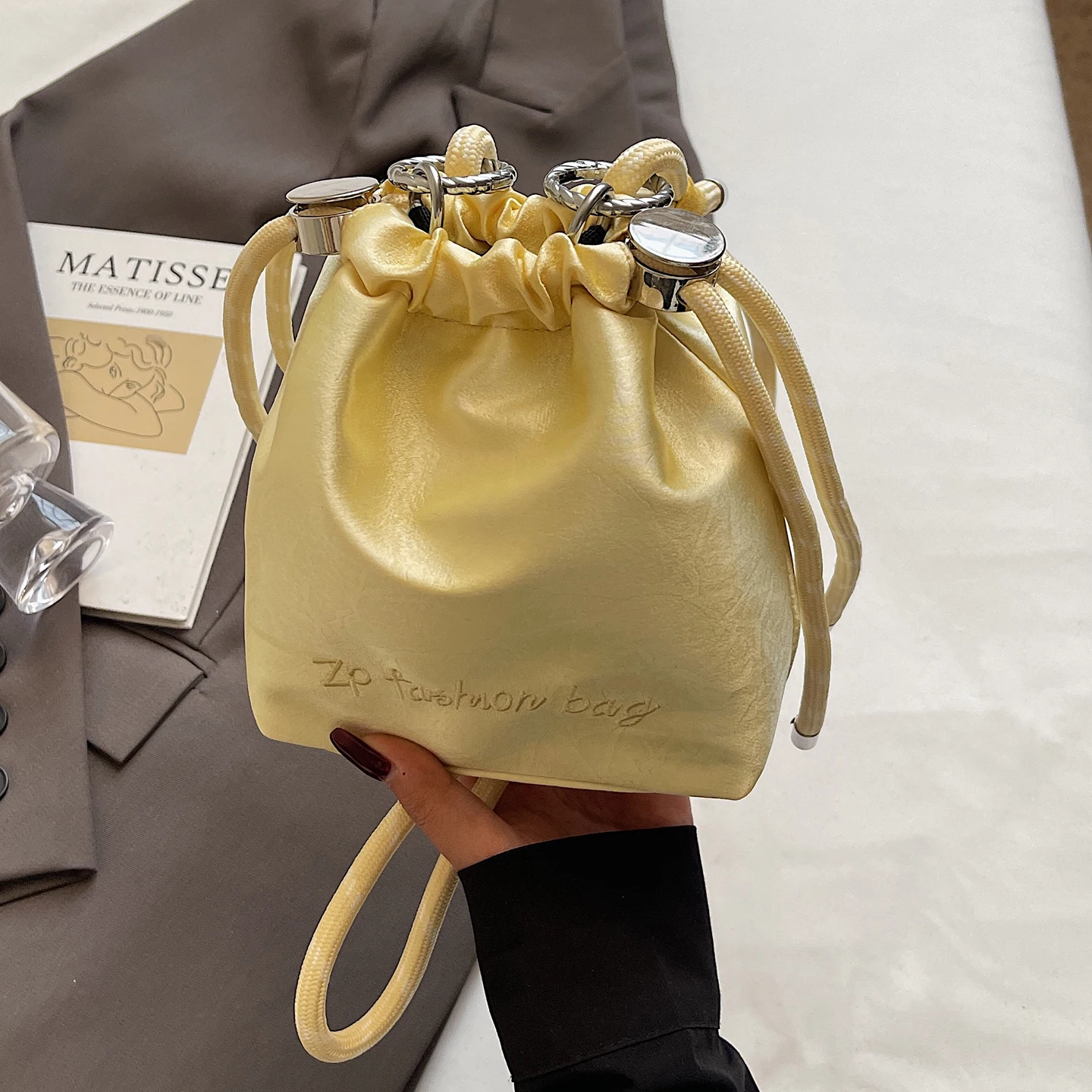 

Повседневные сумки через плечо с вышивкой букв для женщин, модная универсальная мини-сумка на одно плечо, простые сумки-ведра на шнурке