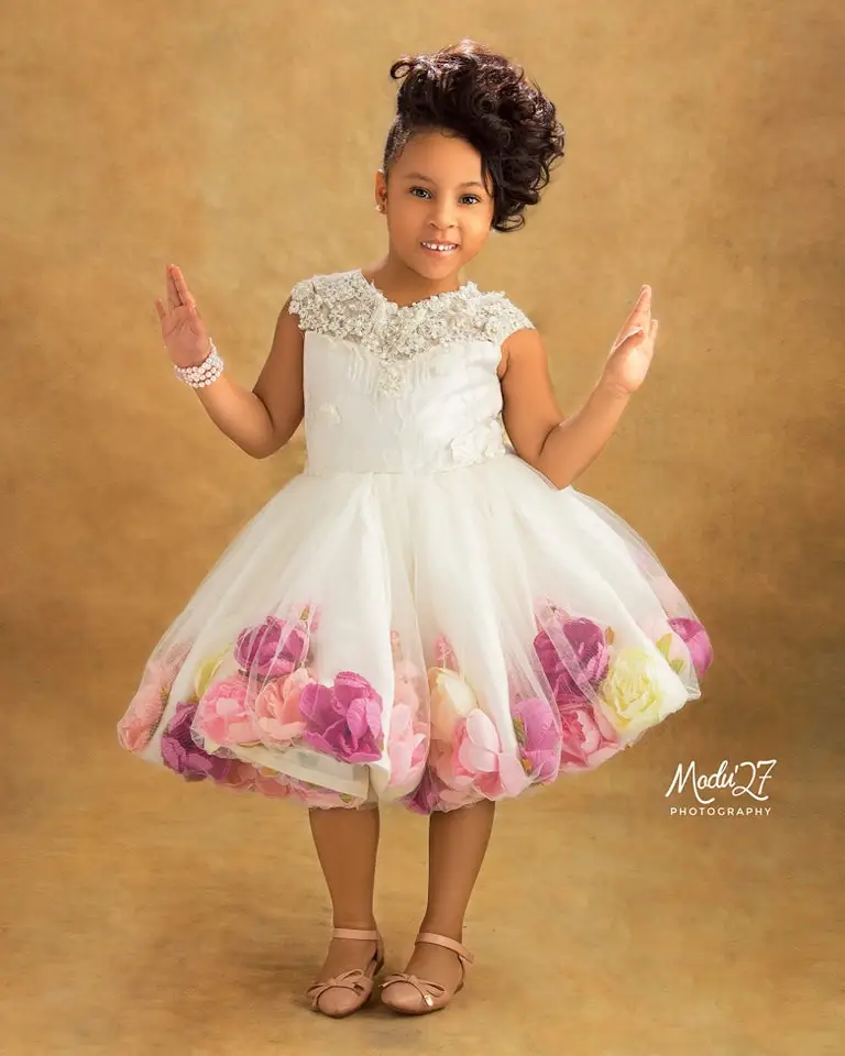 ชุดเดรสดอกไม้ที่สวยงามสําหรับงานแต่งงานที่กําหนดเองประดับด้วยลูกปัดลูกไม้ดอกไม้วันเกิดชุดปาร์ตี้