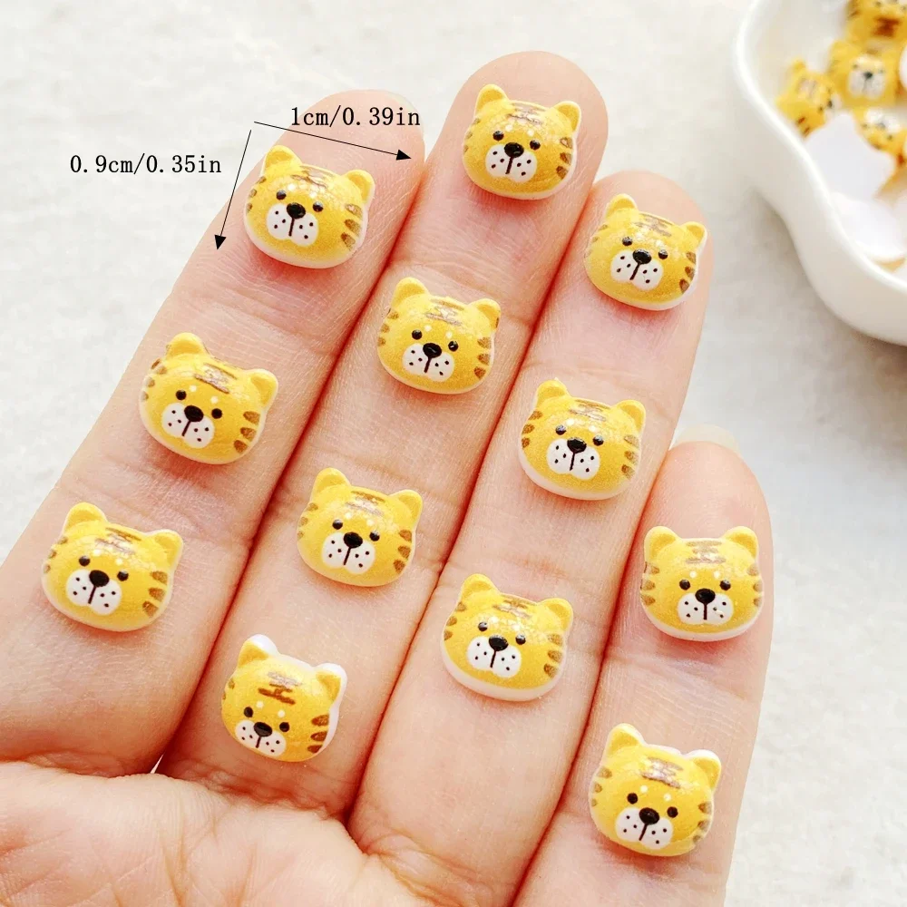 50 Uds. De mini cabeza de tigre de dibujos animados energéticos, dijes de diseñador de resina para decoración de uñas, joyería DIY 3D