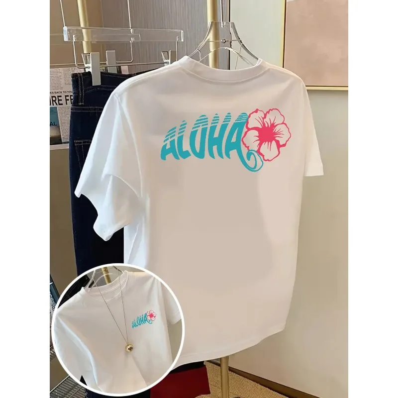 T-shirt da donna con stampa Aloha in Hawaii nera con lettere turchesi e accenti floreali rossi Top girocollo stile vacanza tropicale