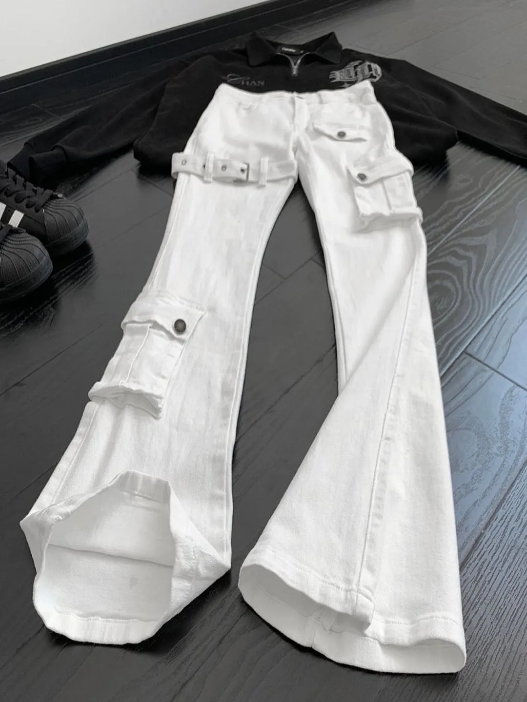 Calças Jeans Slim Fit com Corte Bell Bottom Brancas, Múltiplos Bolsos, Design com Estampa de Faca, Estilo Americano, Tie Dye, Calças Longas para Uso C
