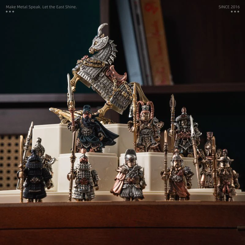 مجموعة مكعبات بناء مغناطيسية فاخرة في علبة هدايا، تمثل الجنرال غوان يو من عهد الثلاث ممالك، مع شخصيات معدنية قابلة للفك