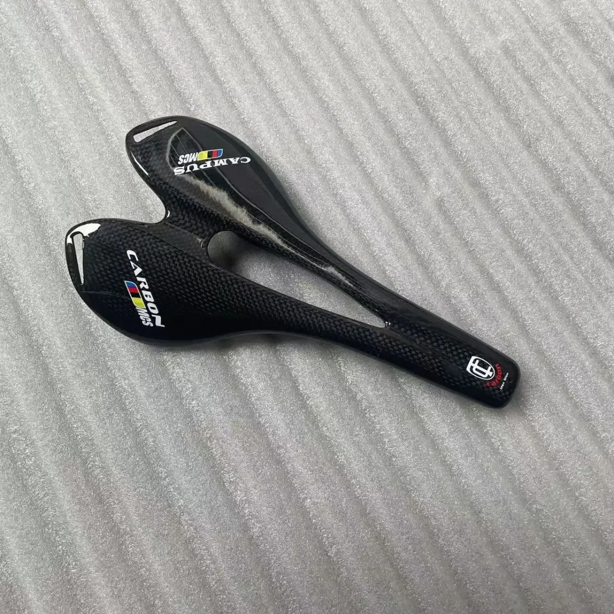 

Ultra light and comfortable campus carbon fiber mountain bike hollow road seat cushion saddle ultra light riding accessories