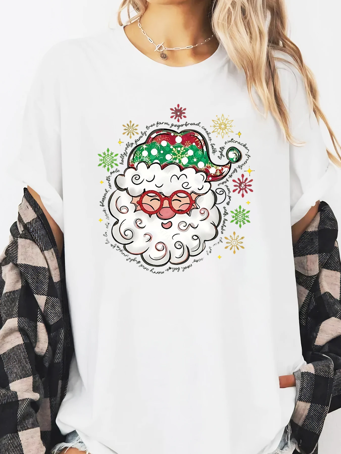 เสื้อยืดแขนยาวพิมพ์ลายคริสต์มาสซานตาคลอสพร้อมแว่นตาและเกล็ดหิมะ สำหรับผู้หญิง สวมใส่สบายในวันหยุด สีขาว ไซส์พลัส