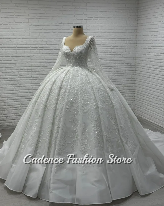 Abito da sposa personalizzato splendido puro ed elegante con scollo a V in tulle a maniche lunghe con vita a trapezio e orlo sotto terra con borchie di perline