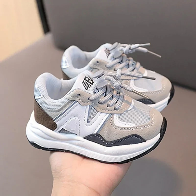 2025 جديد بنين بنات موضة أحذية رياضية كاجوال للأطفال الاتجاه شيك الجري حذاء كرة السلة الأطفال شقة طفل رضيع في الهواء الطلق الأحذية