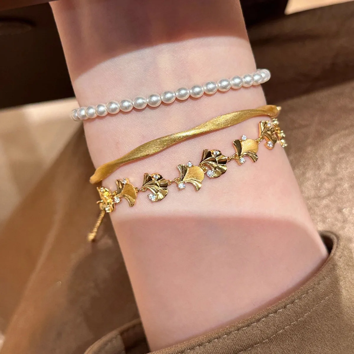 

2025 New Diamond-Studded Gold Brushed Ginkgo Leaf Bracelet with Sparkling Finish, Perfect for Christmas Gifts