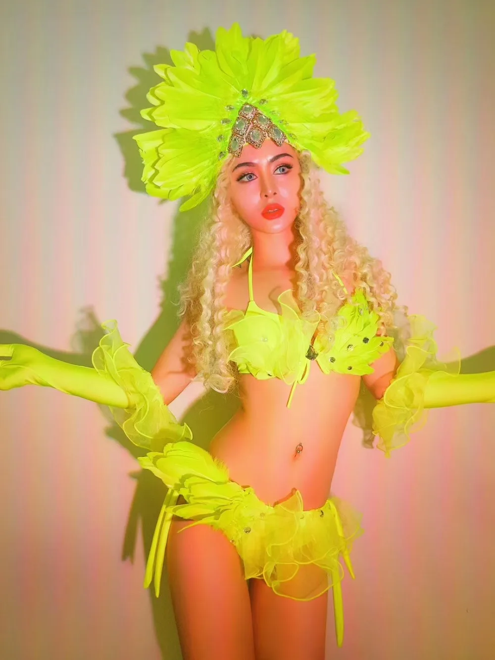 

Флуоресцентный зеленый головной убор с перьями, бикини, сексуальный костюм для выступлений в ночном клубе, сценический костюм для женщин, певиц, диджеев, гоу-гоу танцовщиц, фестивальная одежда