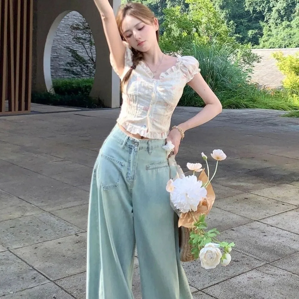 Plisowana bluzka crop top z bufiastymi rękawami, dopasowany krój, haftowane kwiaty, odkryte ramiona, falbanki, słodka bluzka damska na lato.