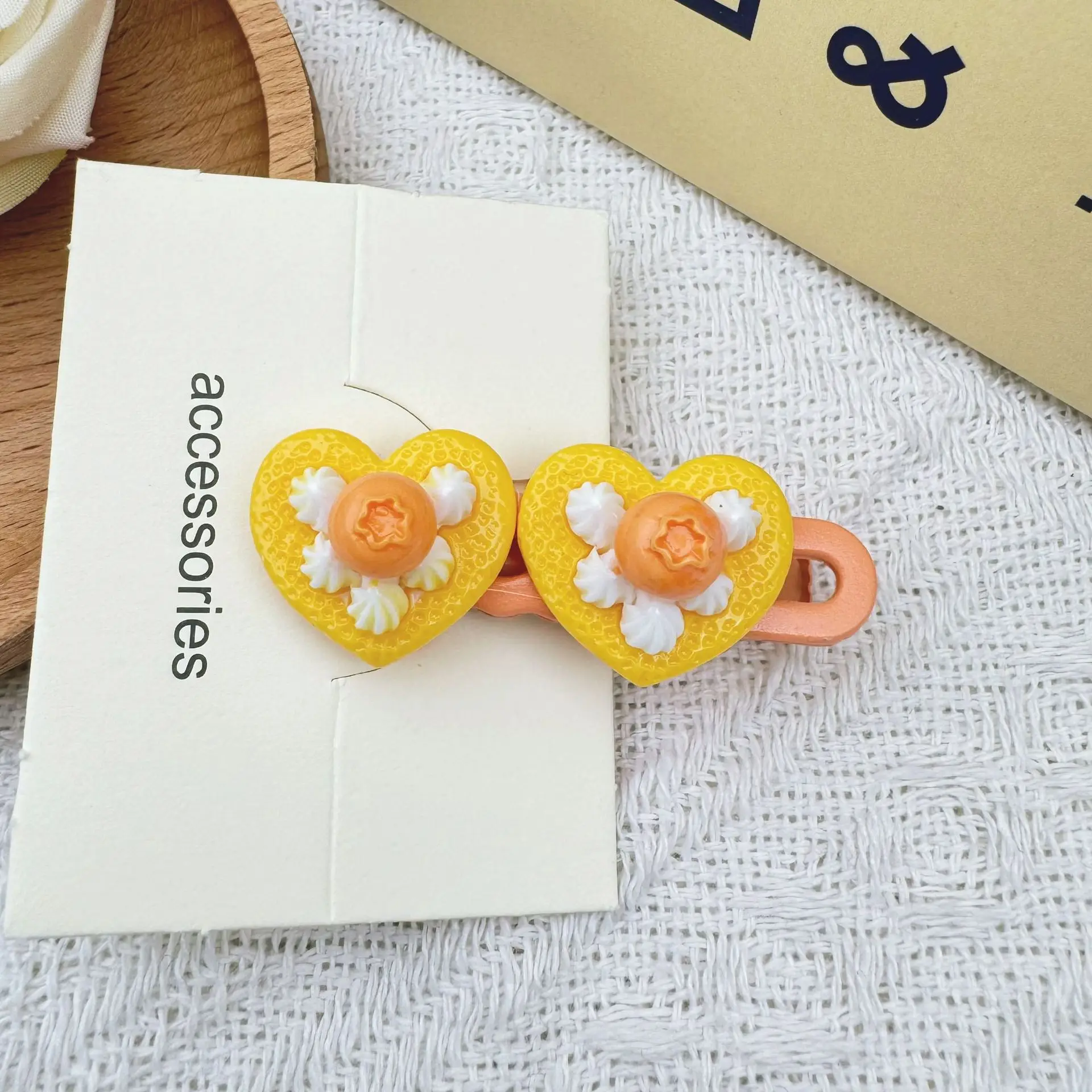 دبابيس شعر للأطفال قطعة واحدة بتصميم الطعام الحلو ومشابك الموز والفراولة والتفاح وقبضة غير قابلة للانزلاق لرياض الأطفال