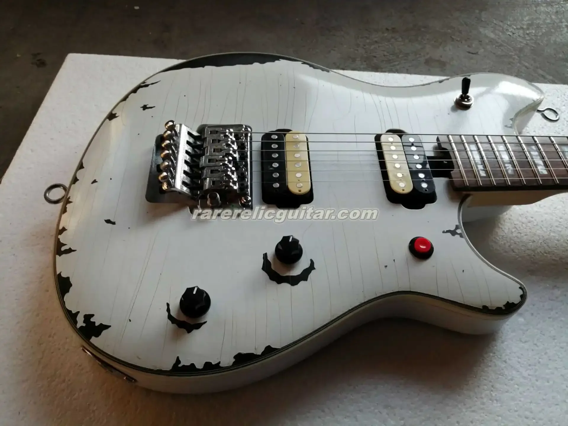 Edward Van Halen Heavy Relic White Over Black Electric Guitar Floyd Rose Tremolo, Red Kill Switch Button, Eye Hook Strap Holder