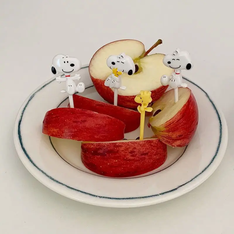 Snoopy cartoon cute creative three-dimensional puppy pattern children\'s lunch fruit fork Japanese popular high-value cake fork