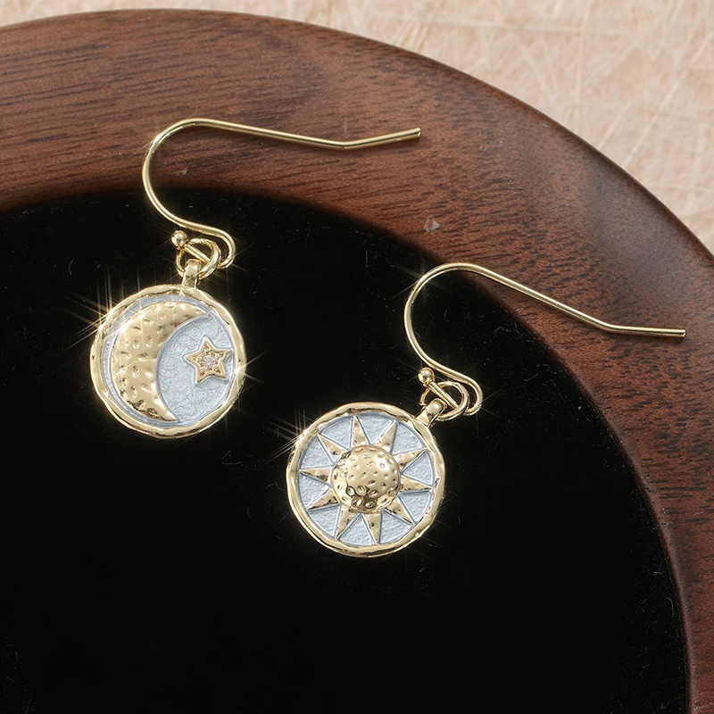 Ethnische Goldfarben Damen-Ohrringe Vintage-Design Runde Metall-Ohrringe mit Handgeschnitzten Sternen und Monden Hängende Ohrringe für Frauen – Detail 4