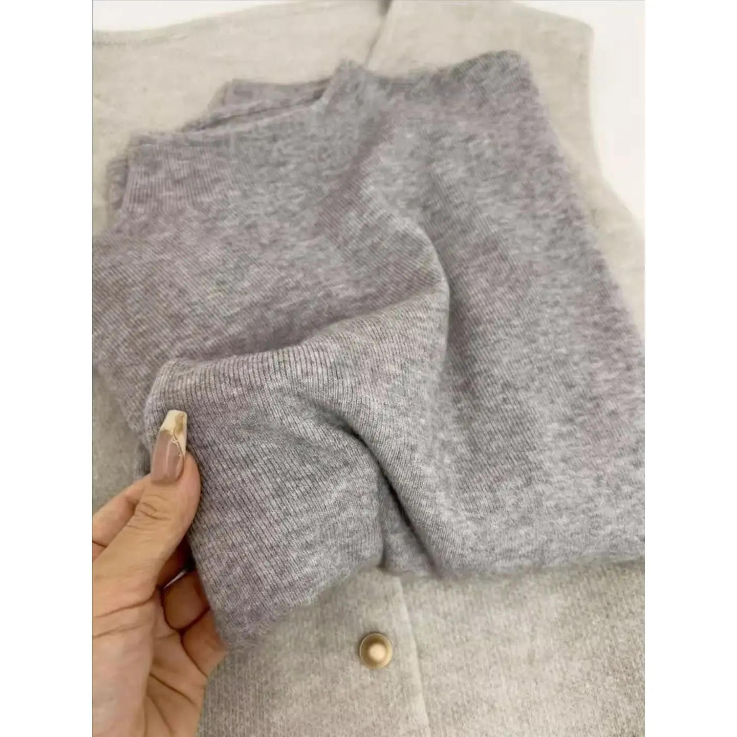 

2025 г. Женский высококачественный вязаный однотонный нижний свитер с полуводолазкой и длинными рукавами, осенью и зимой внутри.