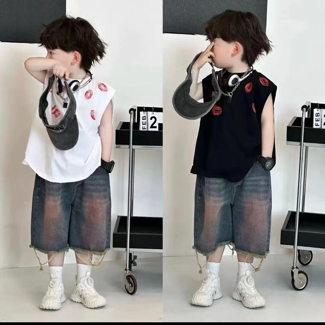 

Boys 2024 Summer New Korean Fashion Set Design Sense Street Printed Vest Shirt Broken Edge Short Jeans Two-piece Suits