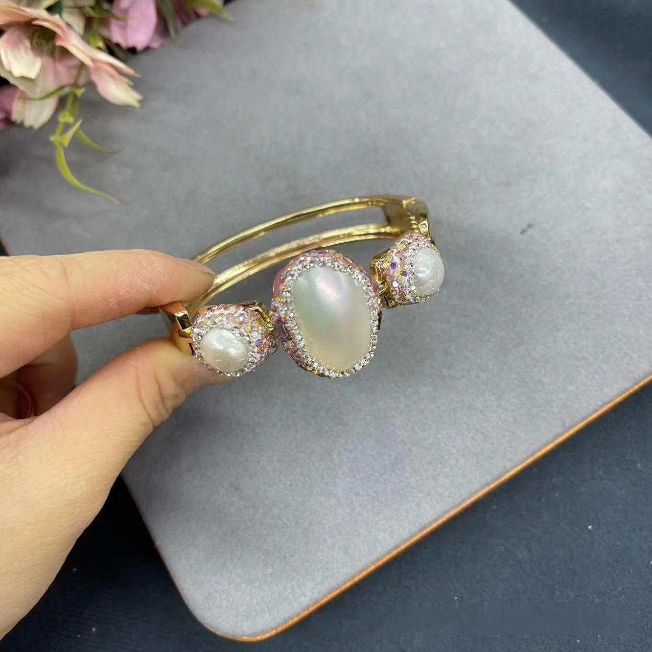 

Baroque Jewelry Set for Women Shell Pearl Tourmaline Crushed Stones Inlaid Pendant Necklace Earrings Bracelet Ring Fashion Gift