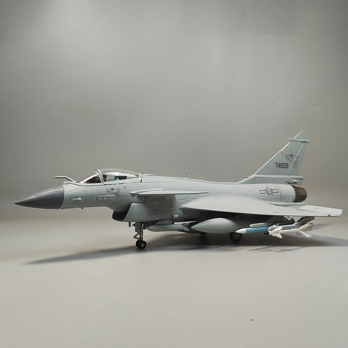 Model myśliwca J-10C w skali 1:48, chiński, odlewany ze stopu, klasyczny, nostalgiczny, zabawka, pamiątka, prezent, statyczny model do ekspozycji.