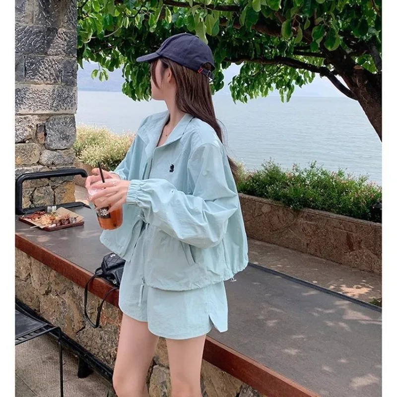 

Женский повседневный комплект-карго: укороченная куртка на молнии с длинным рукавом и свободные шорты на шнурке + эластичные шорты для защиты от солнца и бега