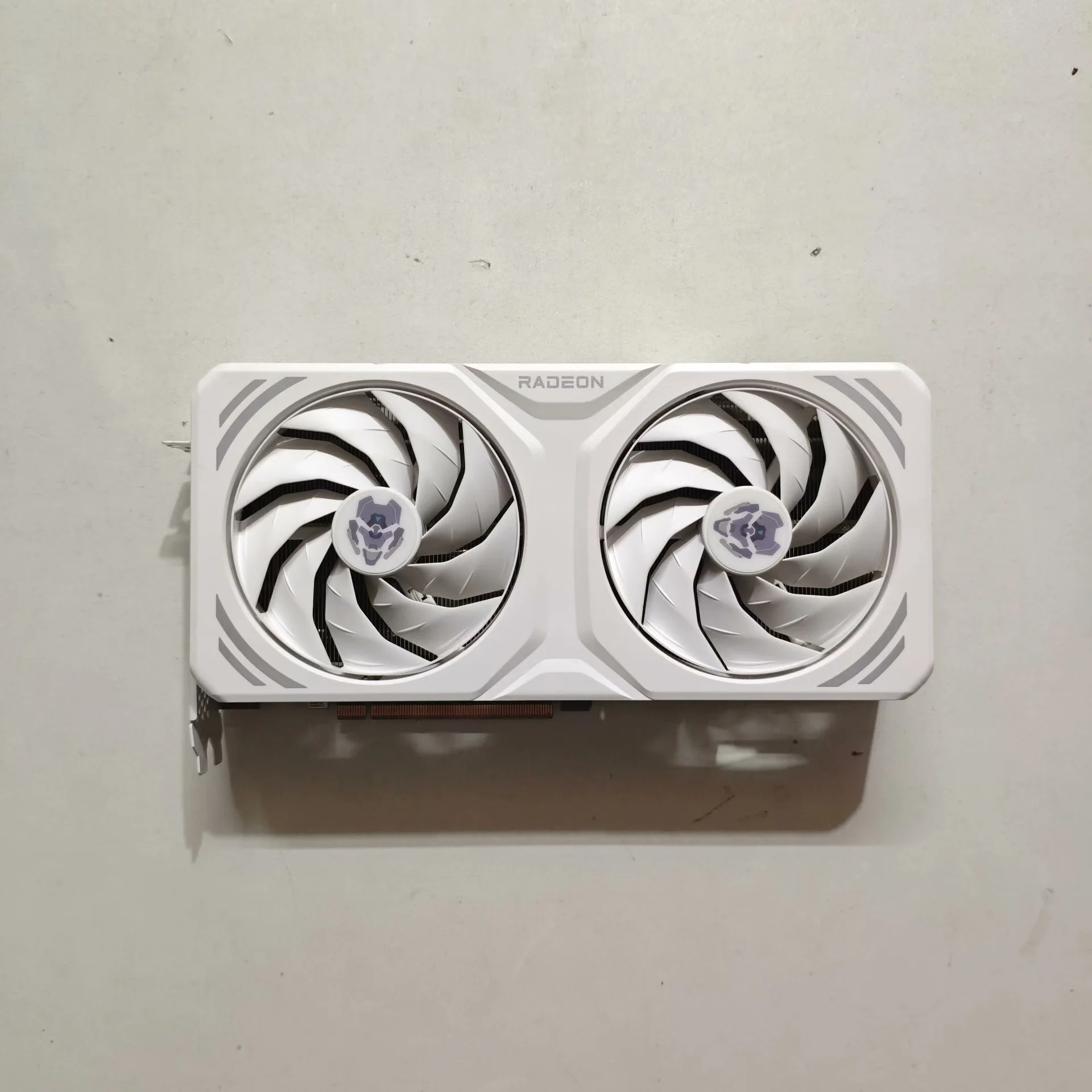 

Second-hand Almost Brand New RX7700XT 12G White Alloy Graphics Card