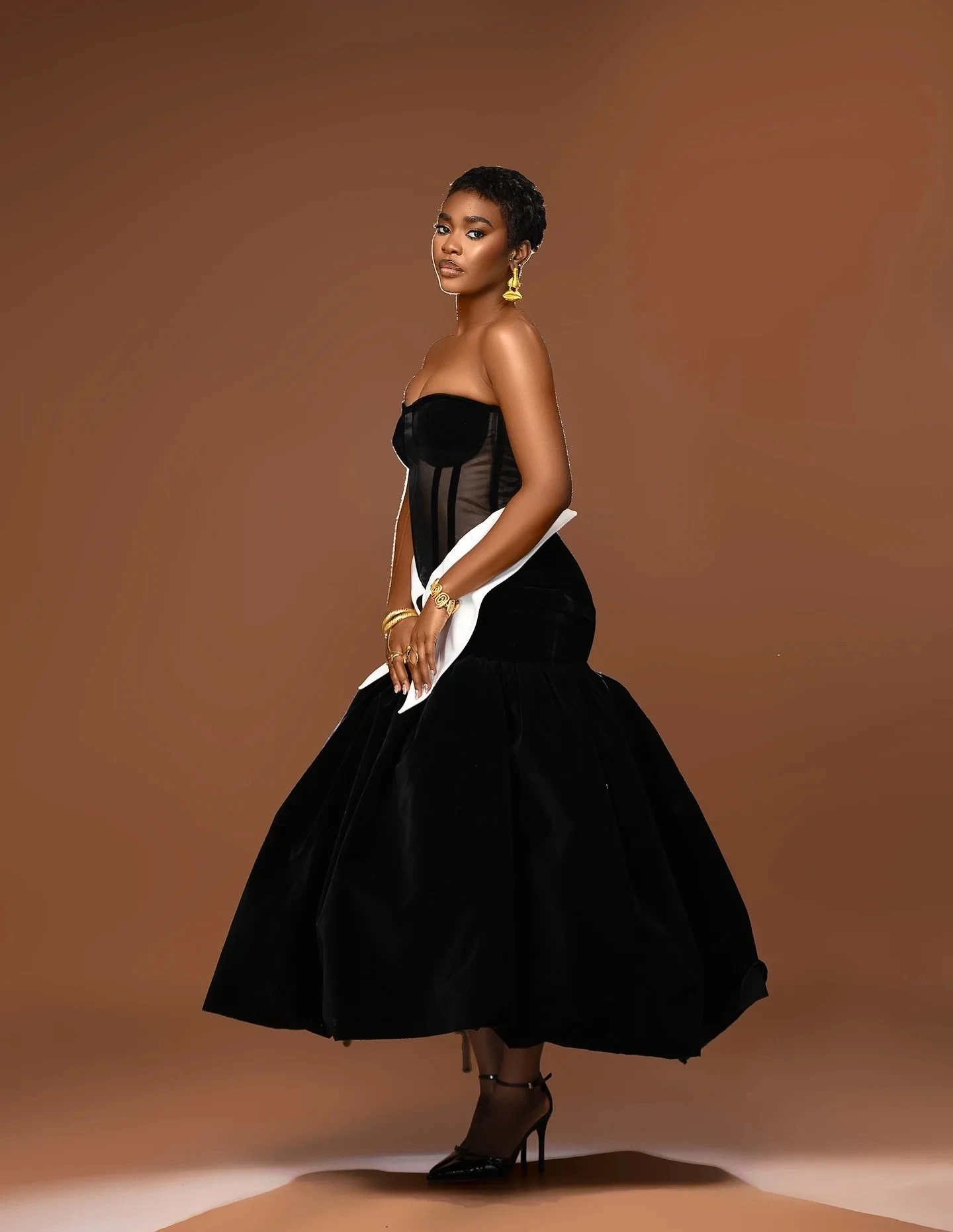 Sukienka balowa na zamówienie, elegancka, czarna, w kształcie litery A, z aksamitu w kolorze złotym, z kokardą, seksowna, z iluzją, dopasowana, formalna, na przyjęcie, wieczorowa, model 2026.