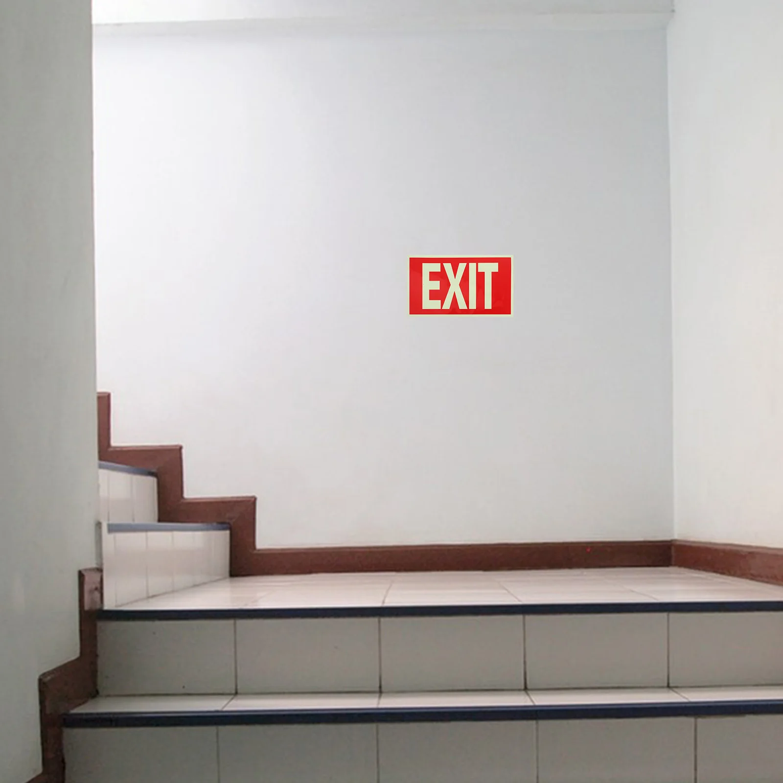 ملصق لافتة خروج الطوارئ ذاتي اللصق يتوهج في الظلام لمراكز السوبر ماركت Cinemas القضبان عالية الوضوح علامة خروج السلامة من الحرائق