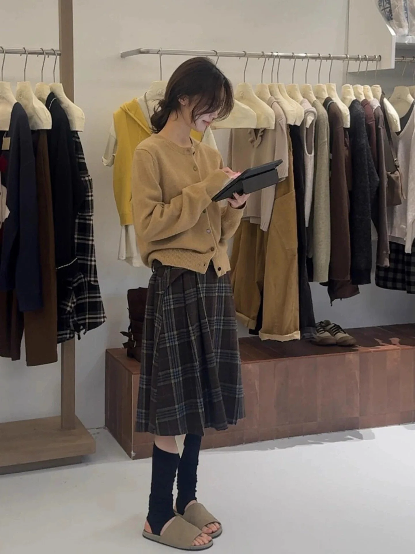 

Уникальный комплект в корейском стиле: вязаный свитер и клетчатая юбка для женщин, теплый утолщенный свитер с длинными рукавами и застежкой на пуговицы.