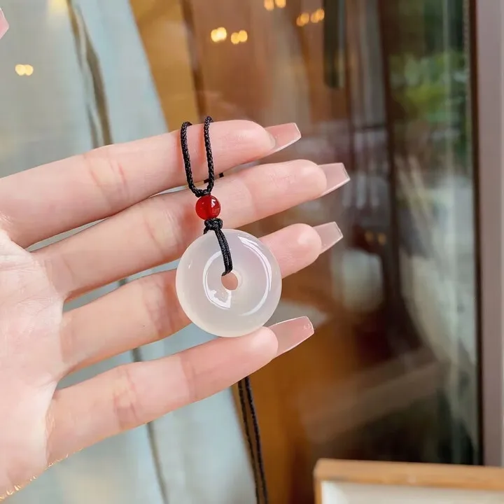 قلادة بإبزيم أمان أبيض، قلادة الممثلة، العقيق المنسوج يدويًا 3 سم.