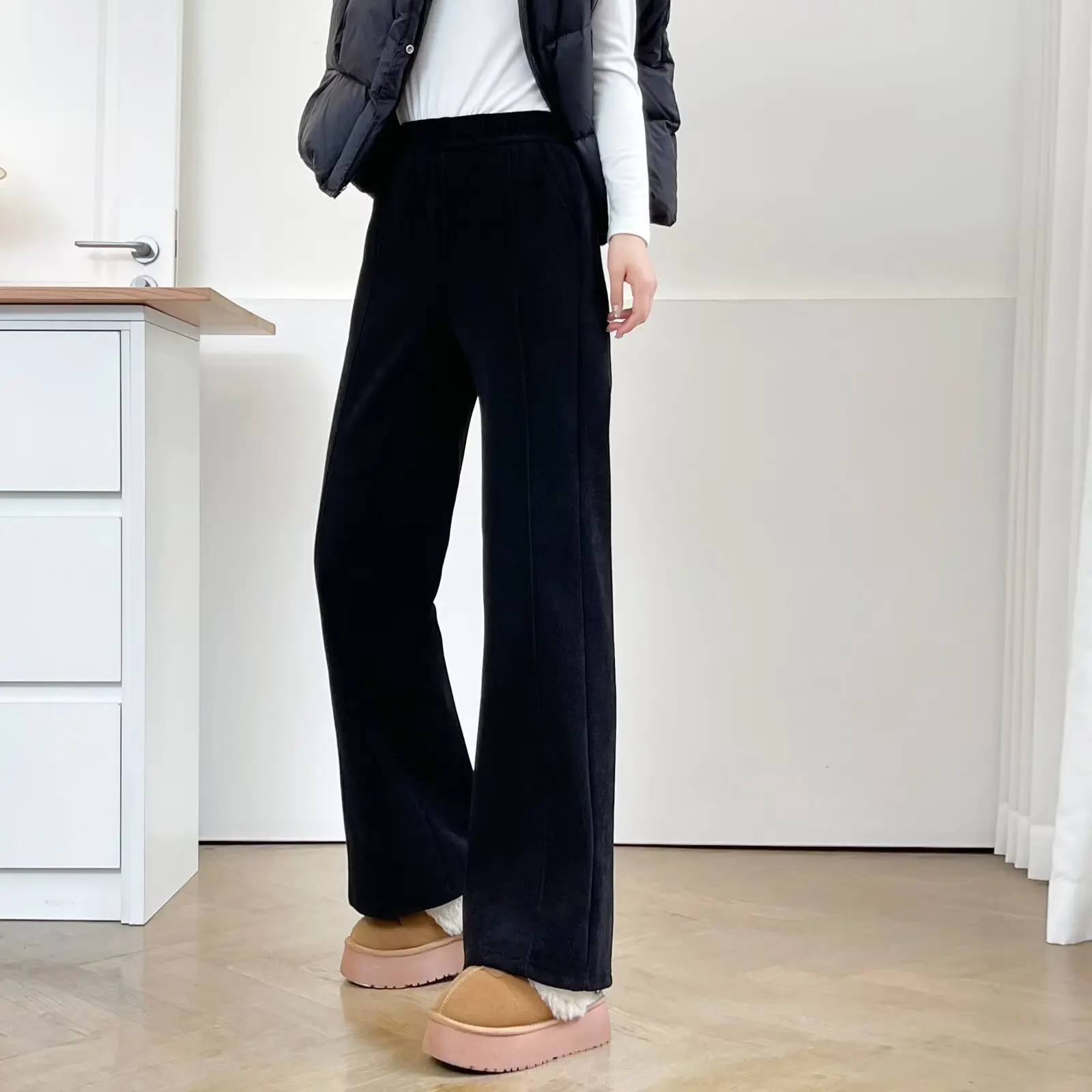 กางเกงแฟชั่นพลัสไซส์ทรงขาบานเล็กน้อยสำหรับผู้หญิง รุ่นใหม่สำหรับฤดูหนาว เรียบง่าย สบายๆ สีดำ ผ้าฟลีซ อุ่น รุ่น 5160