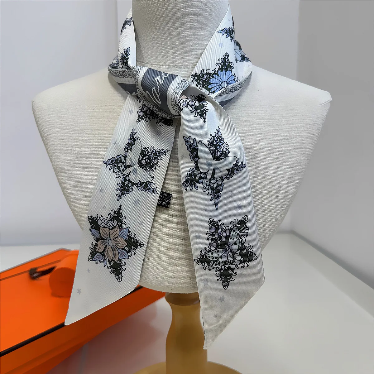 

New Twill Silk French Fashion Bevel Small Silk Scarf Korean High-quality Twill Silk Thin Silk Scarf Tied Bag Ribbon