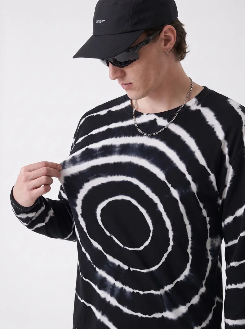 Herren Langarm-T-Shirt aus Merinowolle in Schwarz-Weiß mit Batikmuster – Weich & Dehnbar für Outdoor-Aktivitäten wie Wandern & Laufen – Detail 13
