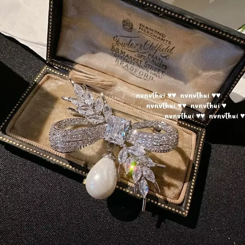 Vintage Butterfiy Knot Women's Brooches Hand-inlaid Zircon and Pearl Element Garment Accessories