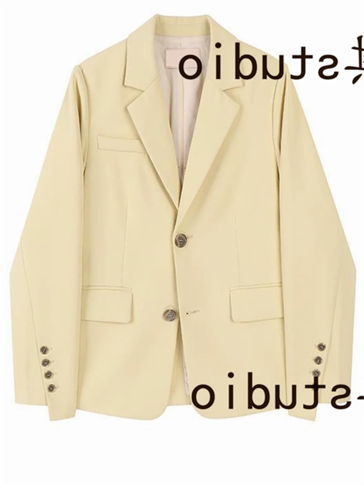 

Элегантная женская куртка малого размера в винтажном гонконгском стиле: очаровательная, теплая, с ощущением роскоши.