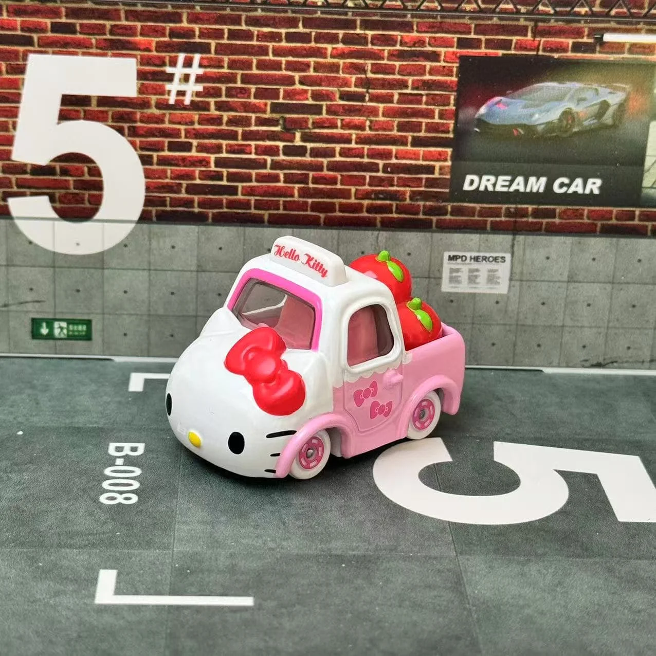 Takara Tomy Tomica rêve Tomica n° 152 Hello Kitty Apple Carrier alliage jouets véhicule à moteur modèle en métal moulé sous pression pour les enfants