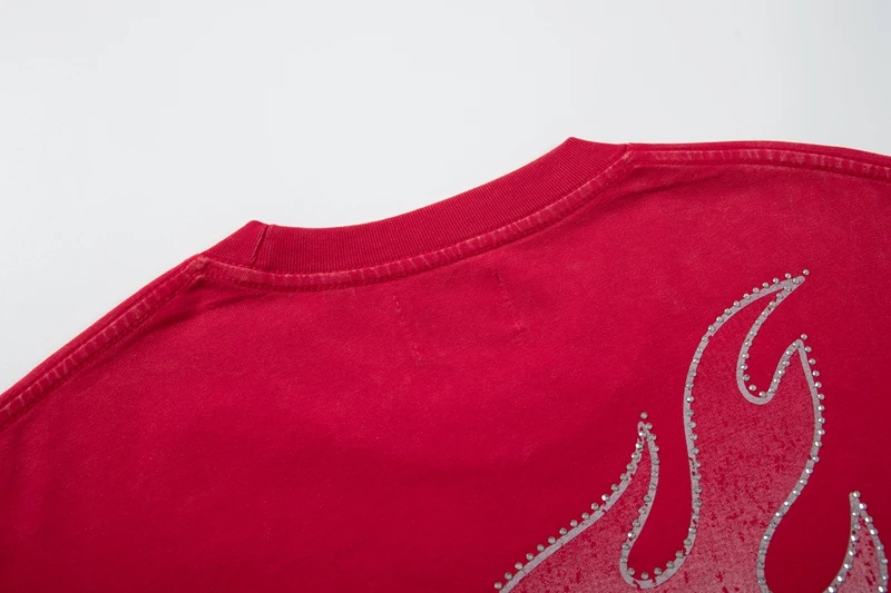 Sommerliches Vintage-T-Shirt für Herren mit roter Waschung und Grafik: Himmel, Wolken, Engel, Cherub, Strass – Lässiges Baumwoll-T-Shirt mit entspannter Passform – Detail 10