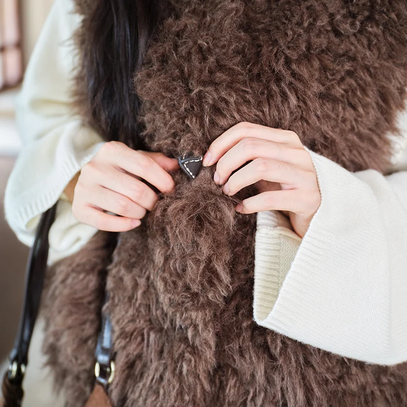 ARTKA 2025 الخريف جديد المرأة سترة معطف موضة عادية براون أفخم أكمام صدرية رشاقته الدافئة سترة معطف WA62053Q