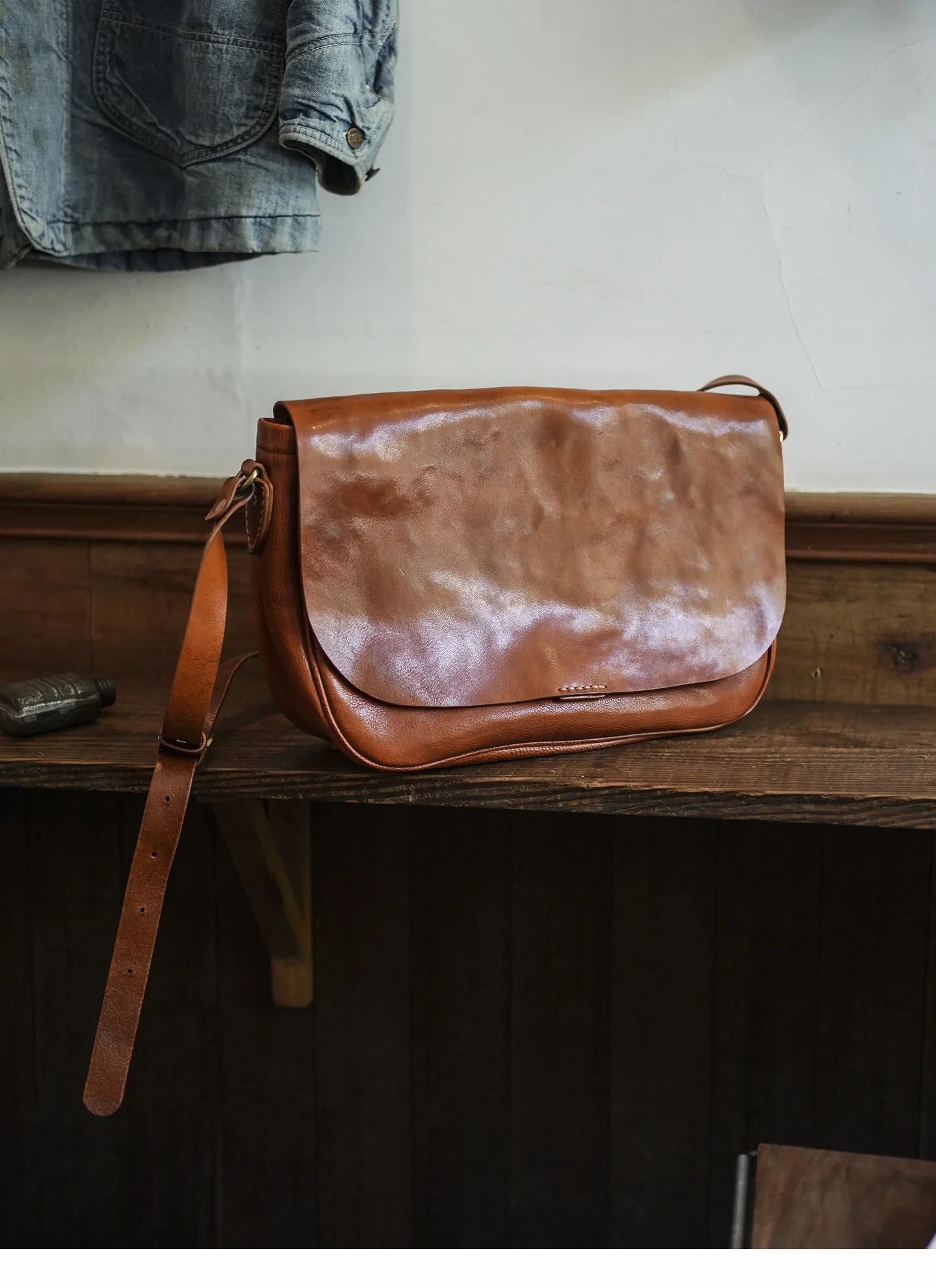 Einfache Vintage-Umhängetasche aus handgefertigtem Rindsleder der ersten Schicht für Herren, modische, lässige Reisetasche aus luxuriösem Echtleder. – Detail 12