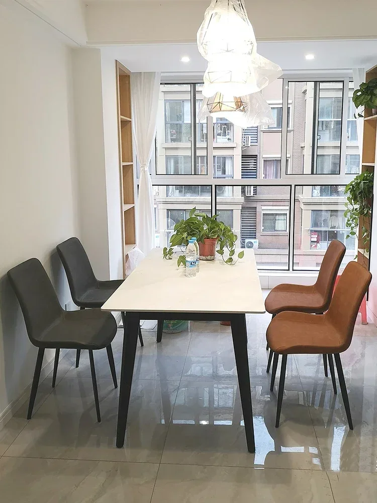 Sedia da pranzo in pelle antigraffio di lusso leggera dal design italiano Sgabello da tavolo da lavoro moderno molto semplice con negoziazione