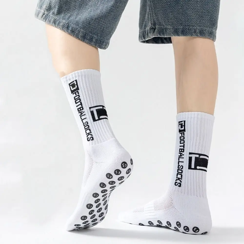 5/6 Pairs مريحة الاستغناء كرة القدم جوارب أنبوبية عدم الانزلاق كرة القدم الرجال الرياضة جورب تنفس القطن منتصف العجل الجوارب الرجال