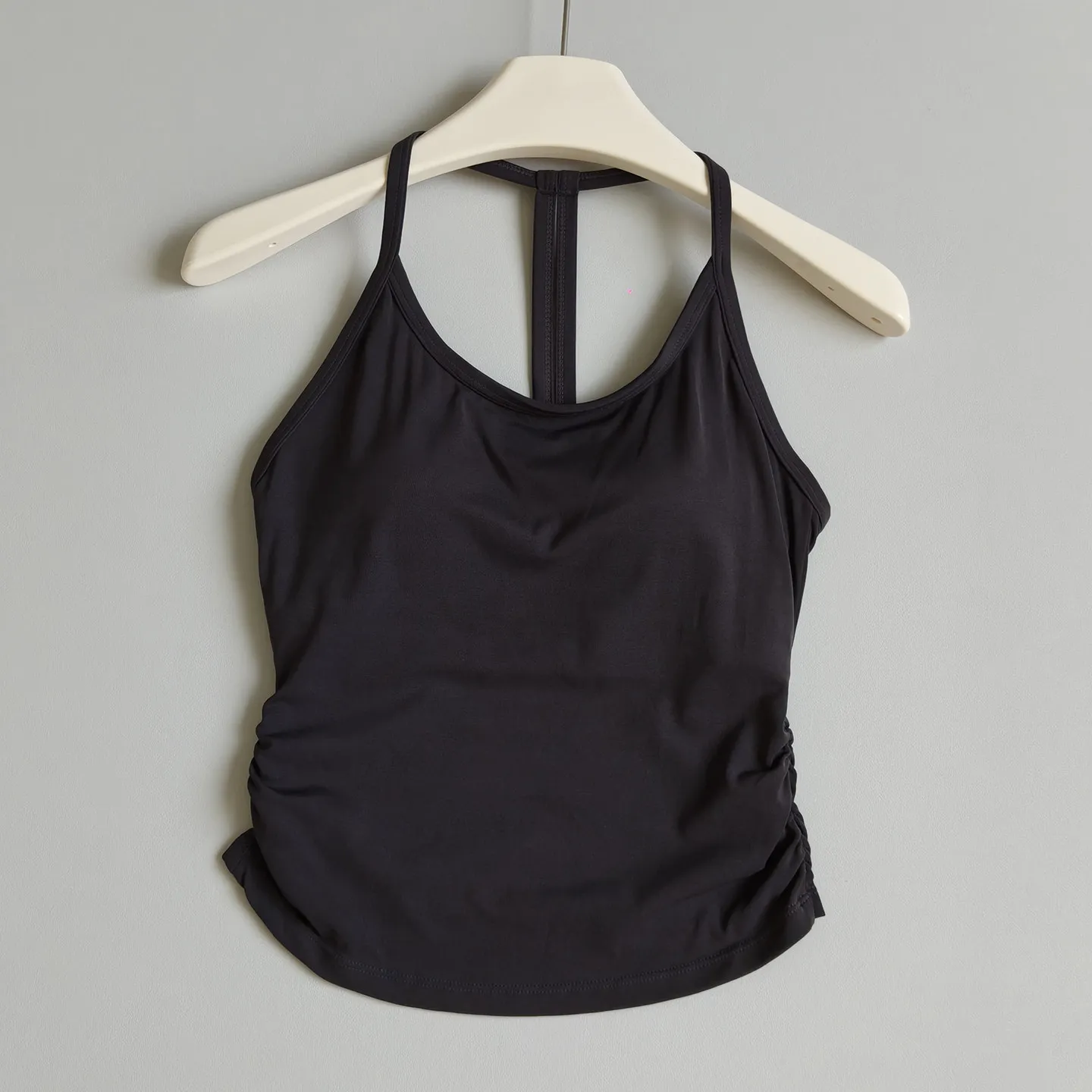 Yoga-Top mit Brustpolster für Damen, Neckholder-Fitness-Unterwäsche, Sport-BHs, atmungsaktives, schnelltrocknendes Sport-Top für Outdoor-Aktivitäten. – Detail 9
