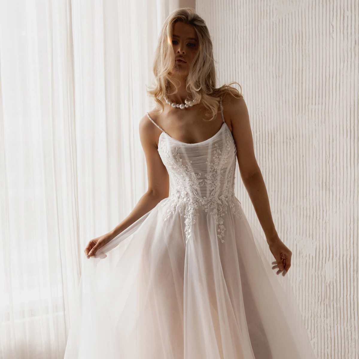 Romantyczne suknie ślubne z tiulu i koronki z trenem, długie suknie balowe dla kobiet, bufiaste suknie ślubne dla panny młodej.